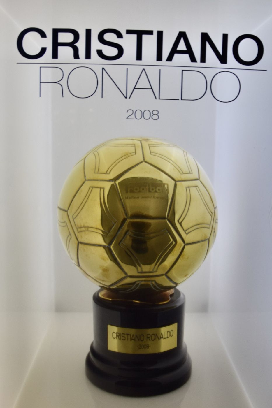 Troféu da Bola de Ouro de 2008 de Cristiano Ronaldo, exposto em vitrine
